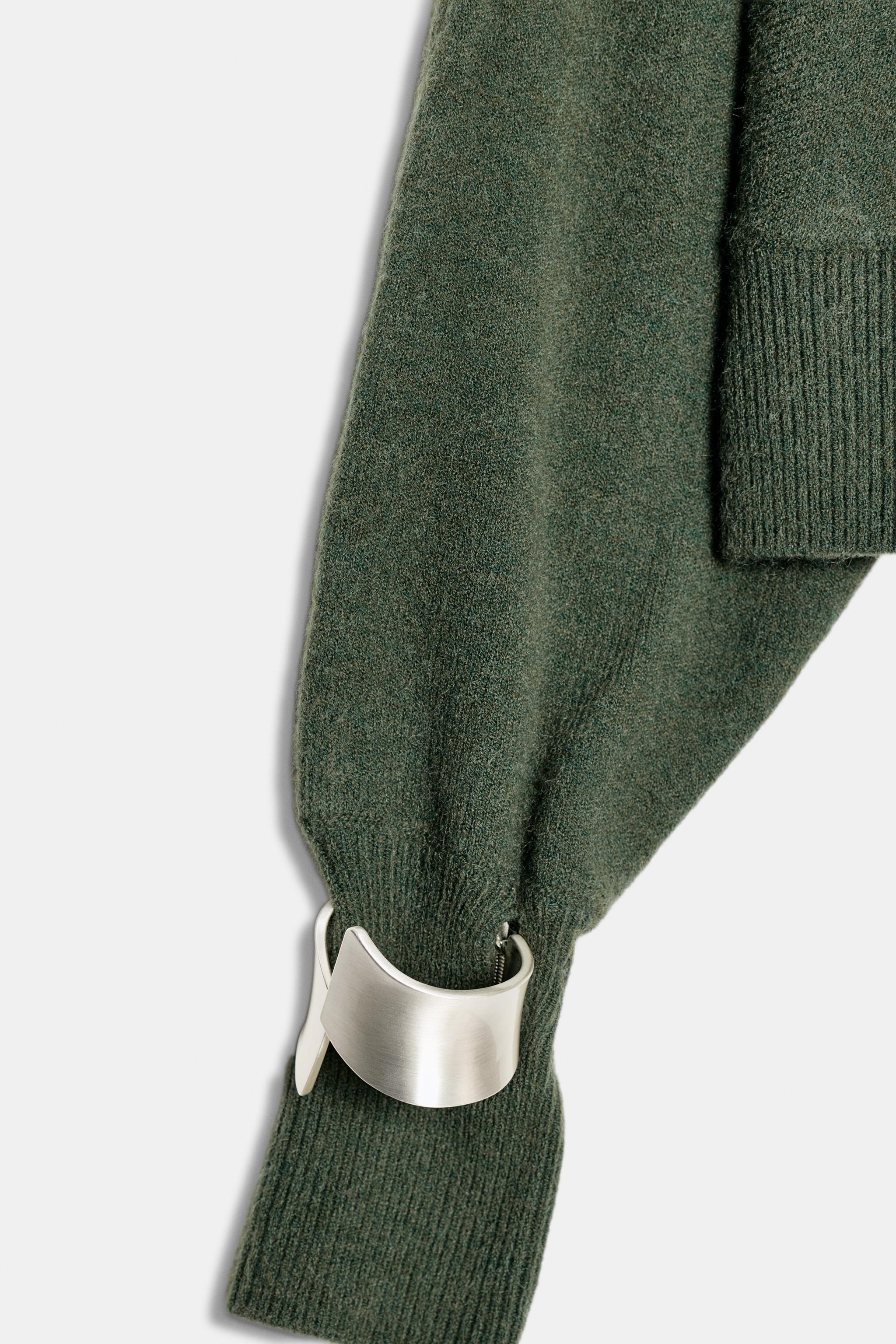 PULL EN MAILLE ASYMÉTRIQUE AVEC BRACELET